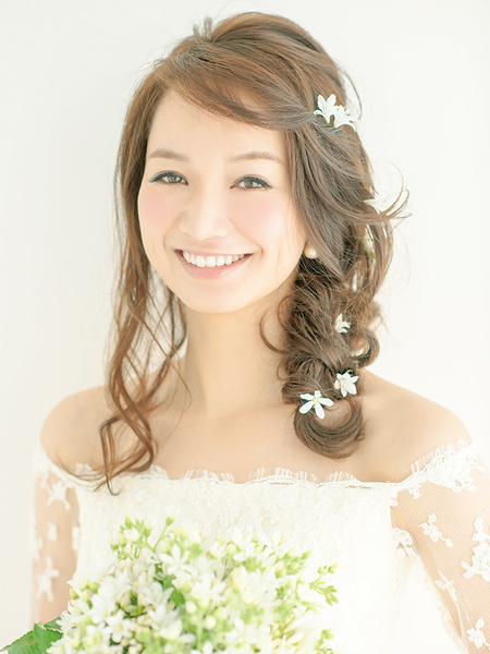 結婚式どうしよう 丸顔の花嫁におすすめの髪型はこれ 結婚式